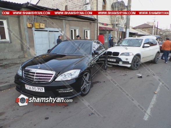 Երևանում BMW X5-ը բախվել է կայանված Mercedes-ին
